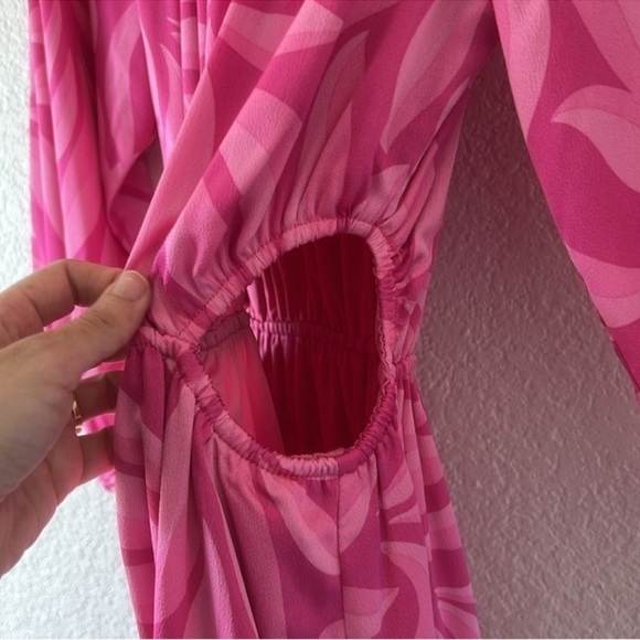 Taylor
Printed V-Neck Long Sleeve Side Cut Out Midi Dress - Picture 6 of 11